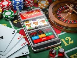 Pengguna mobile membaca voucher promo dengan jelas